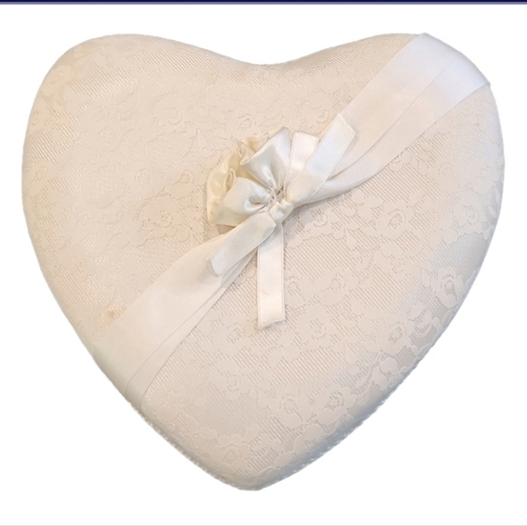 𝅺HEART Shaped Padded Lace Gift Box - Picture 1 of 3